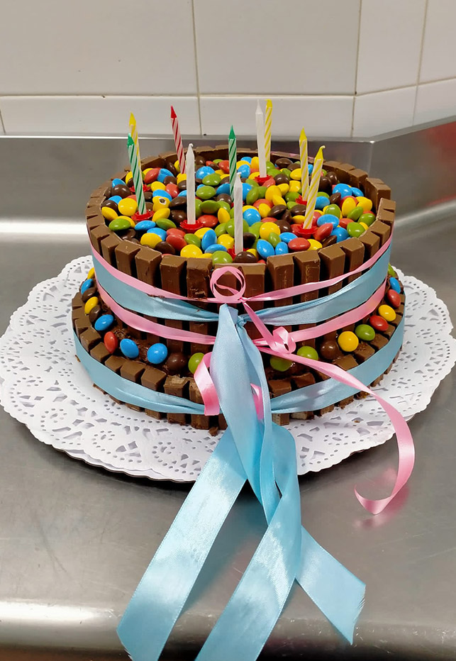 tarta de cumpleaños con lacasitos y chocolate