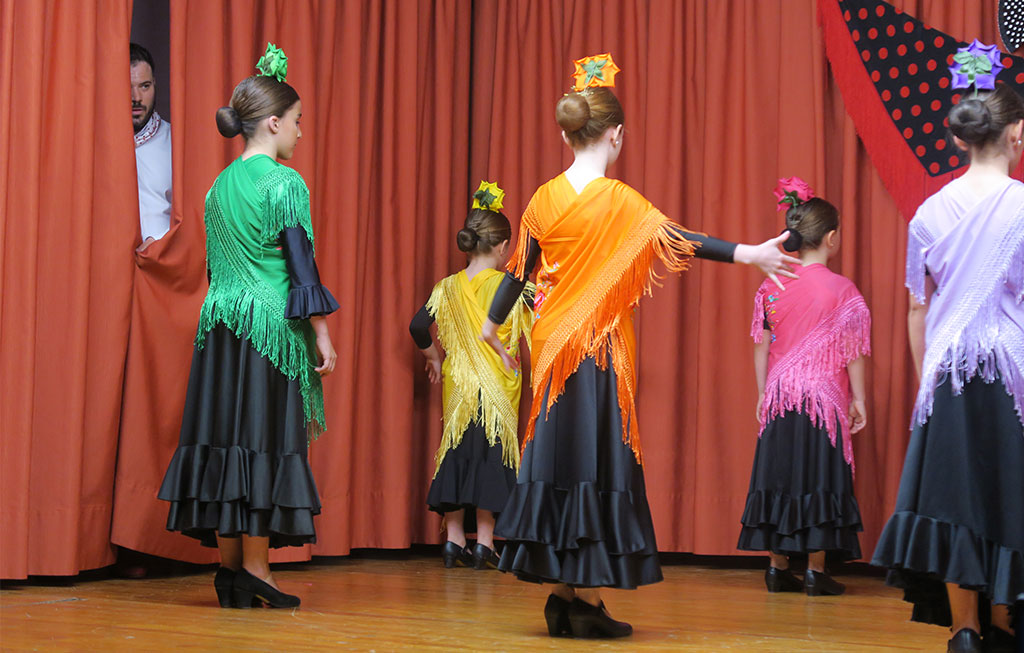 profesor mirando alumnas bailar flamenco