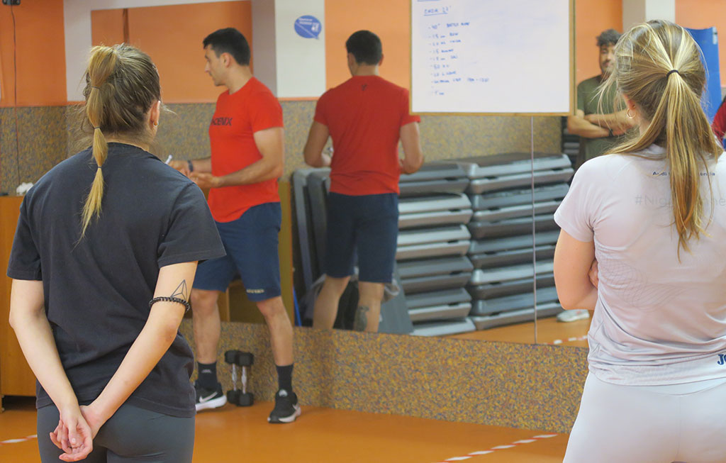 un grupo de deportistas prepara un entrenamiento en el polideportivo gimnasio larraona