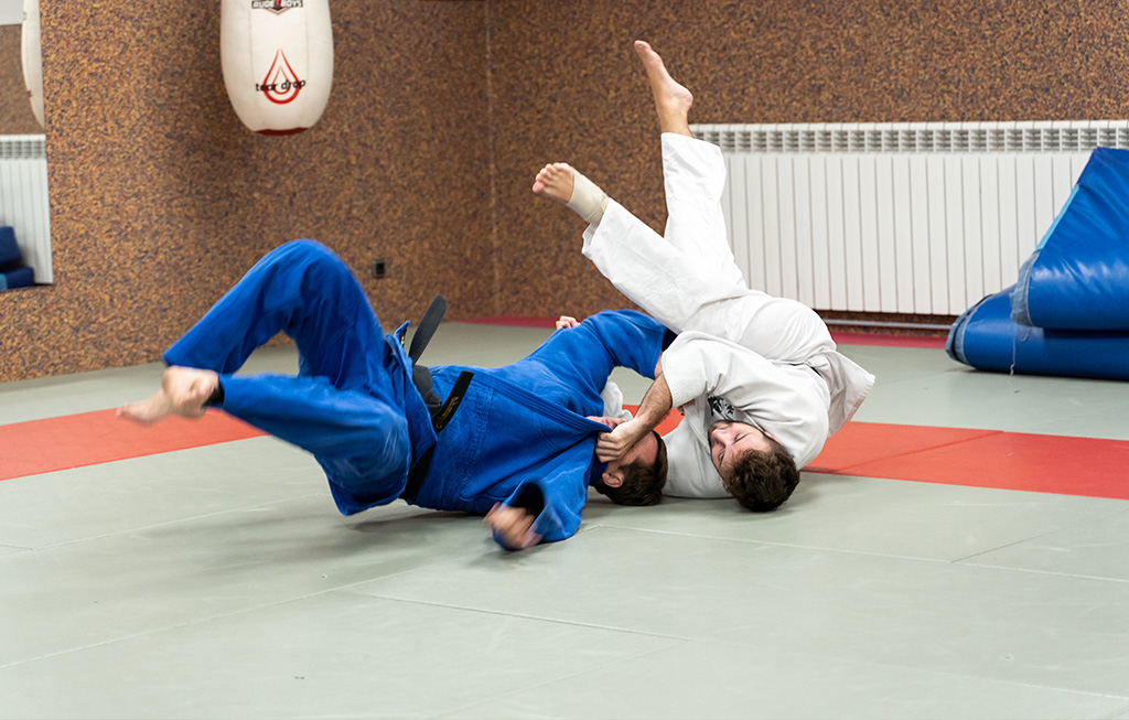 dos judokas combatiendo
