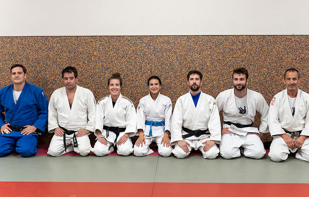 adultos de la clase de judo del polideportivo larraona