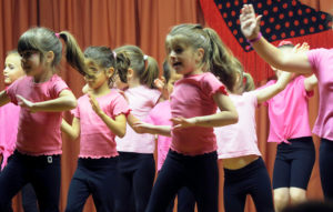 grupo de niñas haciendo un baile de final de curso