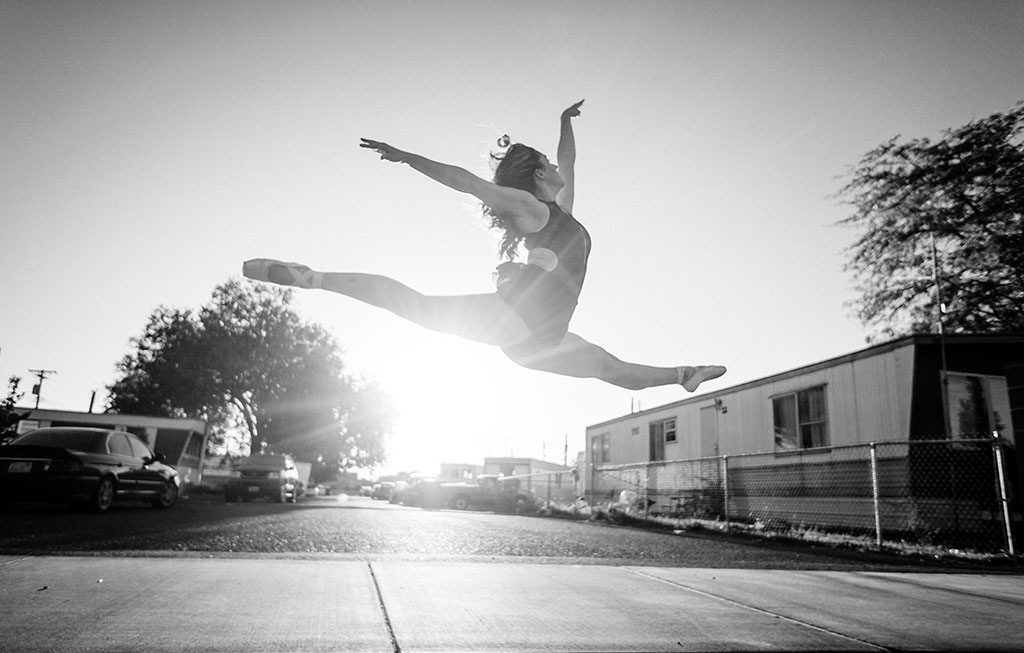 una mujer hace una acrobacia gimnástica en el aire