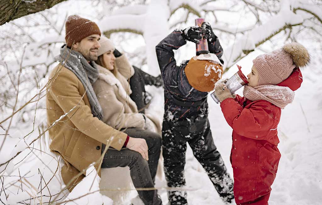 familia jugando en la nieve