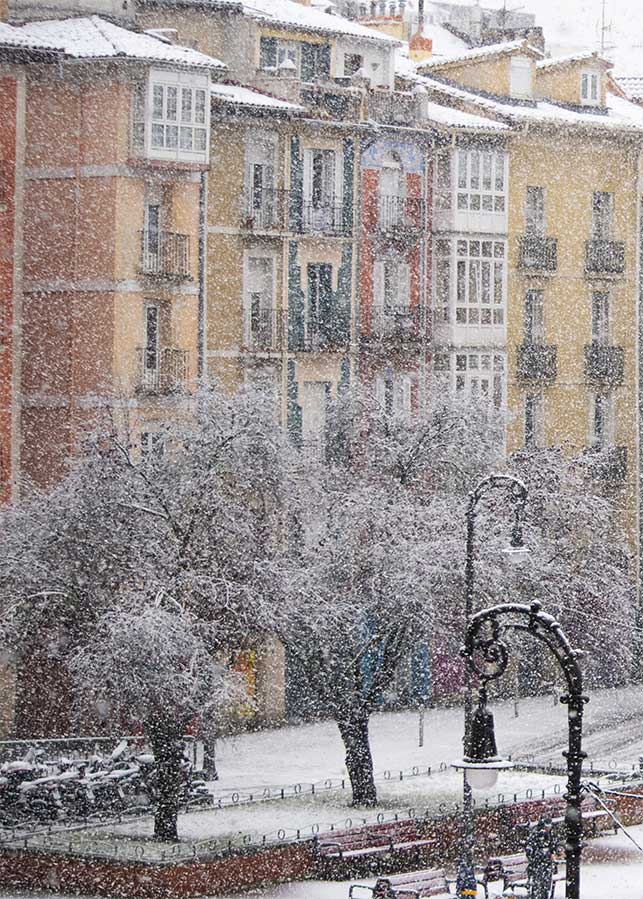 edificios en Pamplona nevados