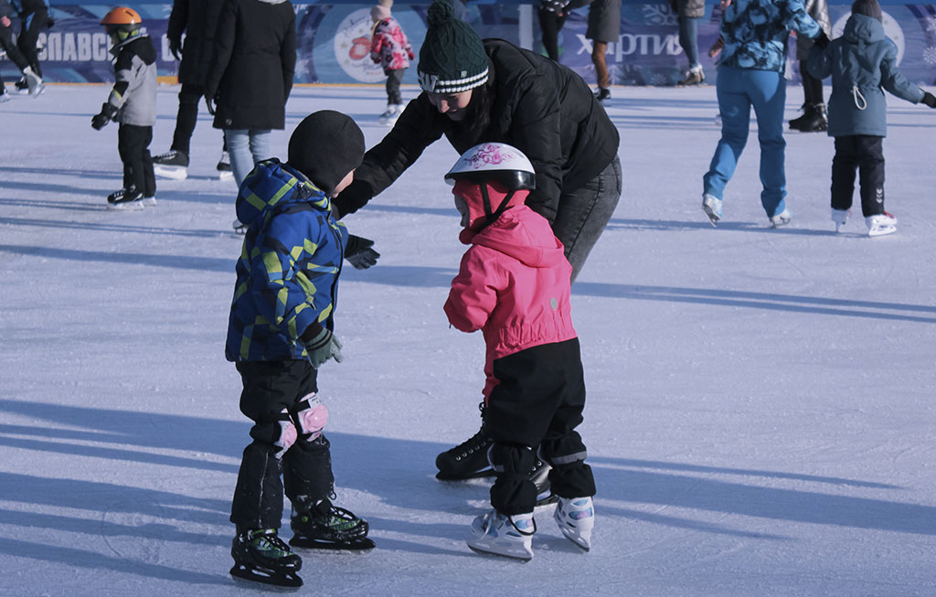 familia patinando sobre hielo