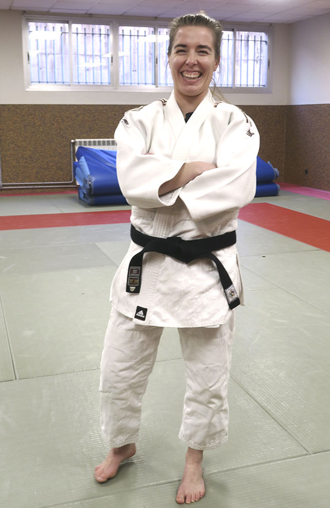 mujer con judogi en el tatami