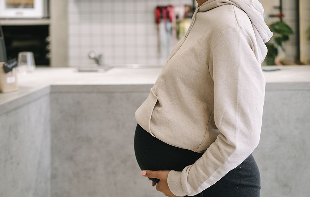 mujer embarazada en chándal
