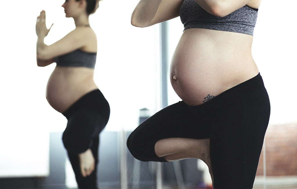 mujeres embarazadas hacen yoga en el gimnasio