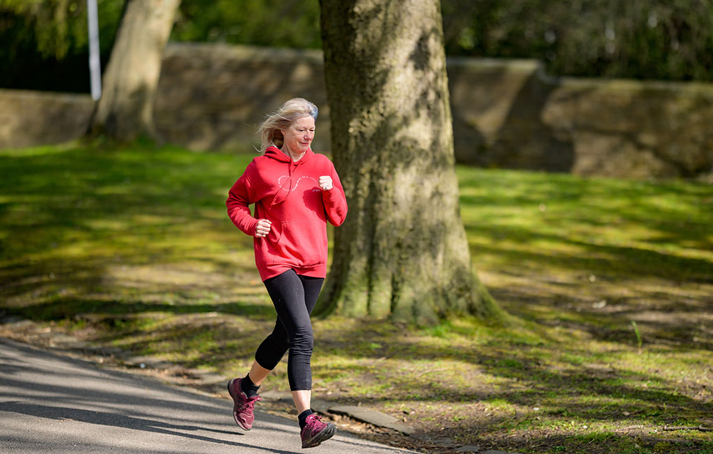 mujer mayor corre en un parque