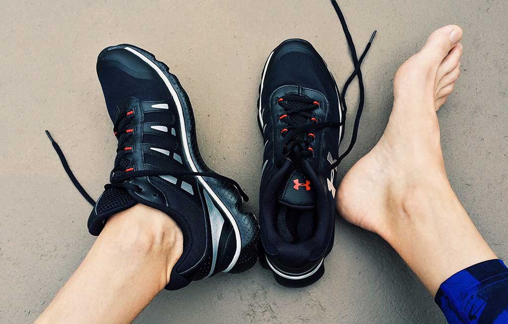 los pies de una persona y unas zapatillas de hacer deporte