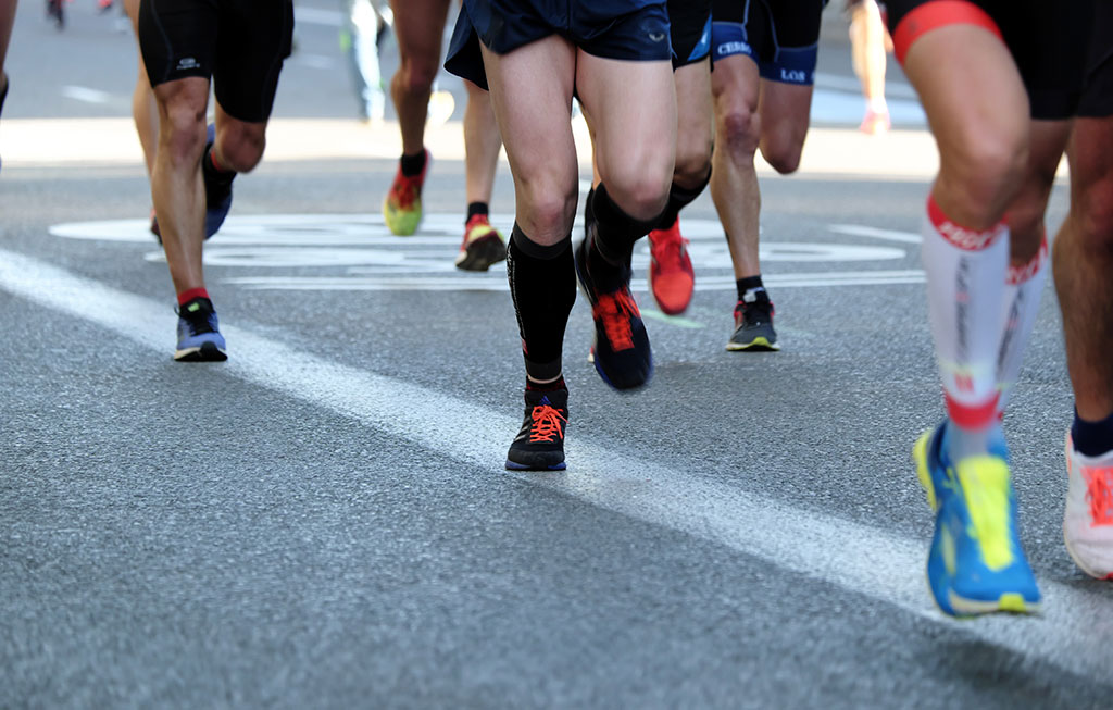 pies de corredores de una maratón
