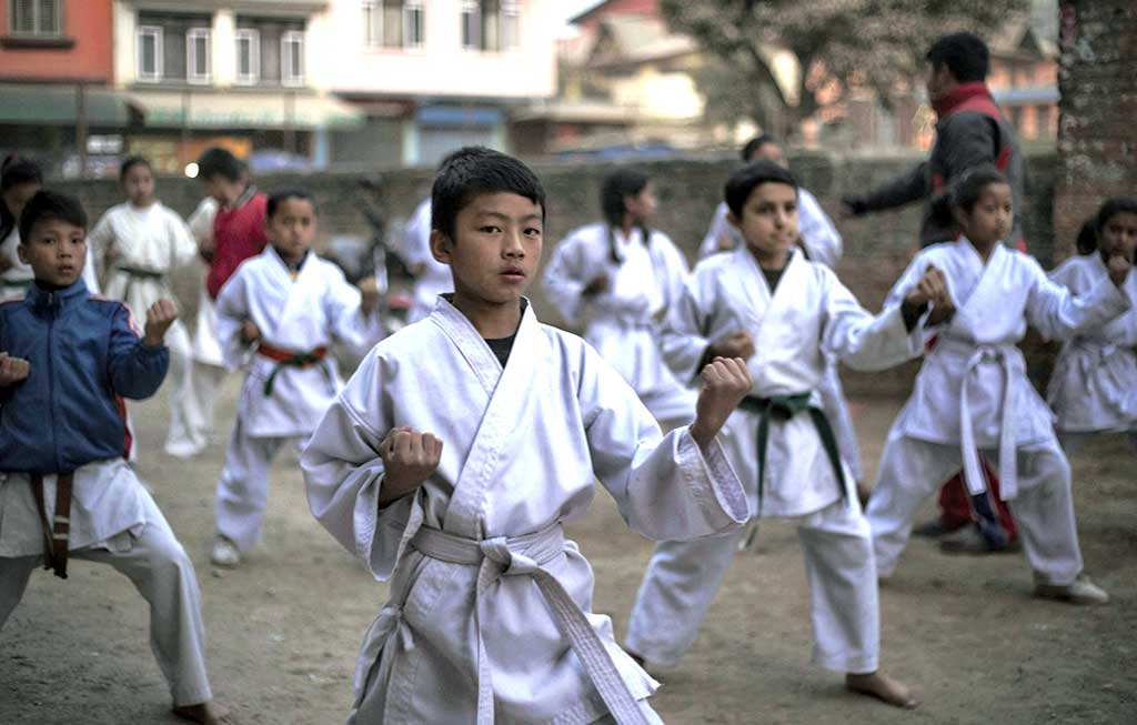 alumnos en nepal practican arte marcial