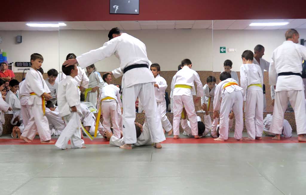 niños se preparan para entrenar en la clase de judo en Pamplona
