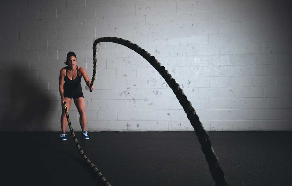 una mujer entrena con la cuerda en el gimnasio