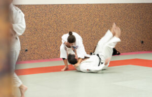 dos judokas combaten en el tatami