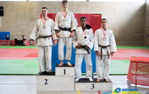podium con ganadores del campeonato navarro de judo junior