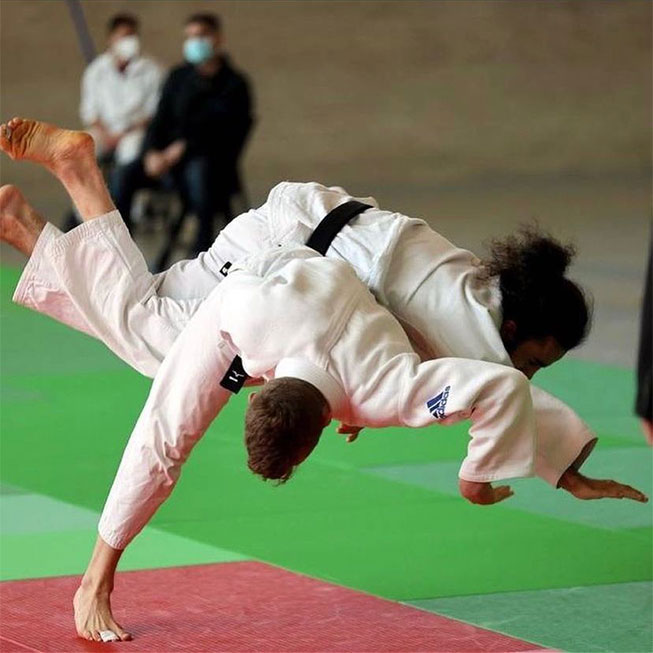 judoka combate contra adversario