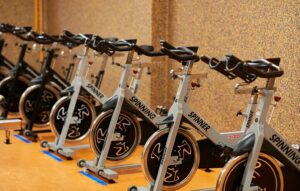 bicicletas estáticas spinner en el gimnasio para la clase de spinning