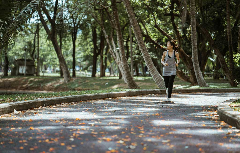 Una mujer deportista corre en el parque