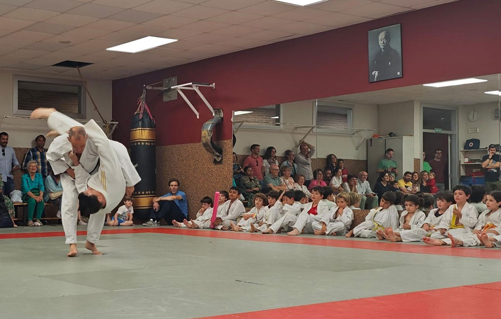 judoka haciendo una lave sobre su contrincante