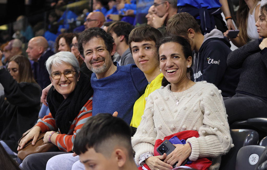 familias sonrientes en el campeonato nacional de judo