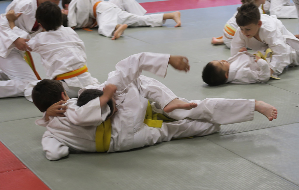 judokas infantiles combatiendo en el tatami