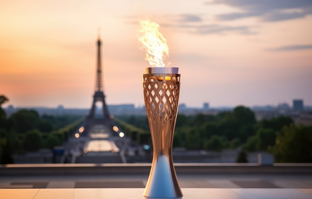 antorcha olímpica encendida frente a la Torre Eiffel