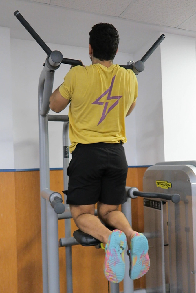 hombre joven realizando una dominada