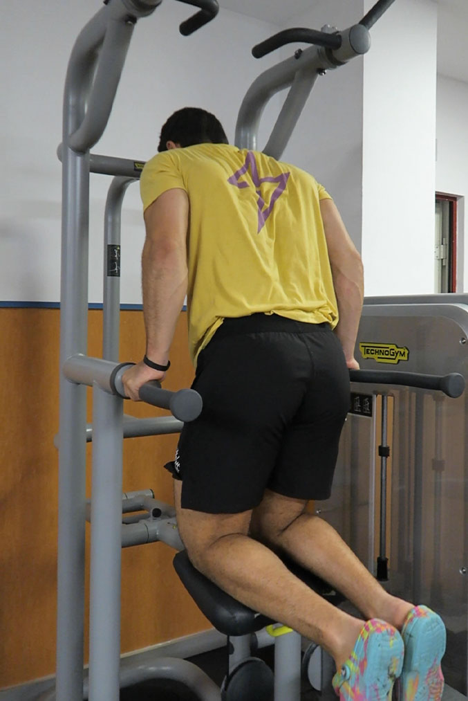 hombre joven realizando una dominada de fondos