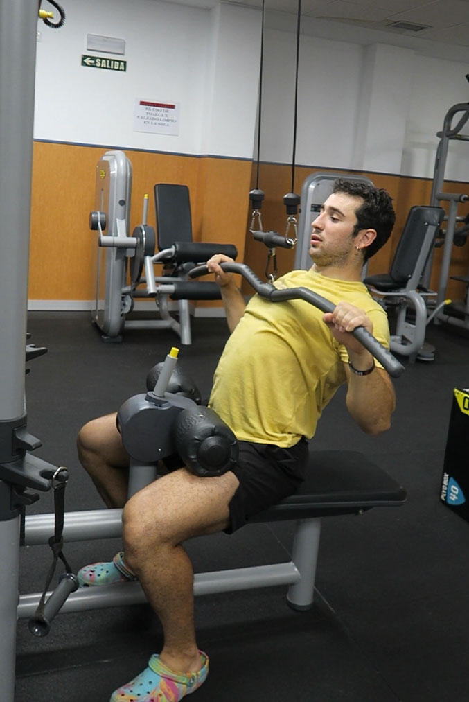 profesional realizando entrenamientos en la sala de musculación