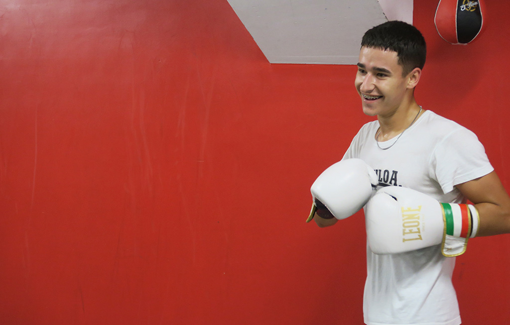 joven con guantes de boxeo sonriendo