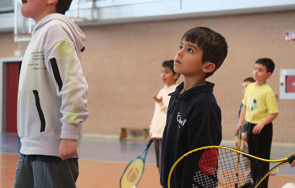 alumnos con raqueta de tenis