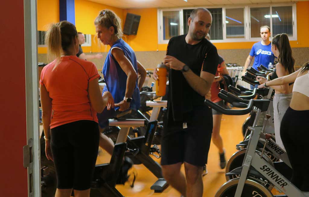 Alumnos de clase de CicloFit, saliendo de la sesión.