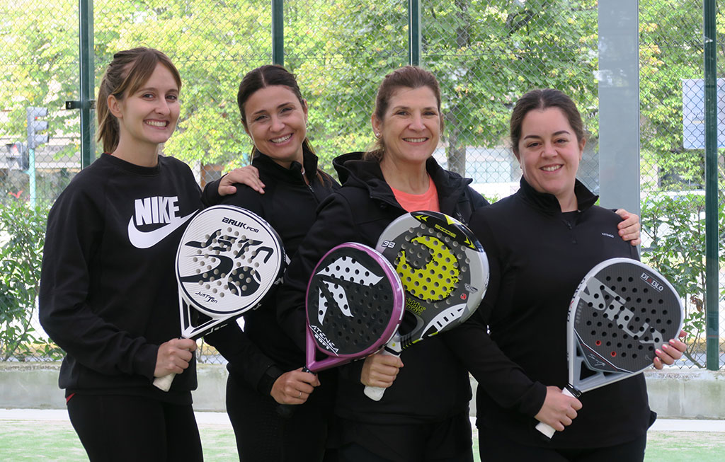 alumnas de pádel sonríen con la pala en la mano