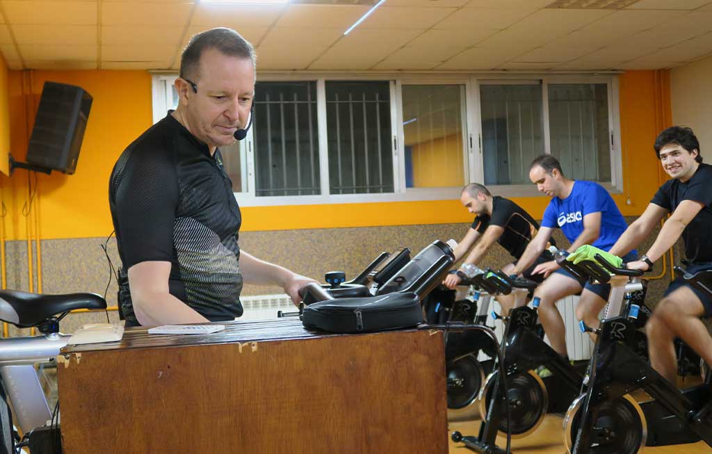 Clase de CicloFit. Entrenador en clase.