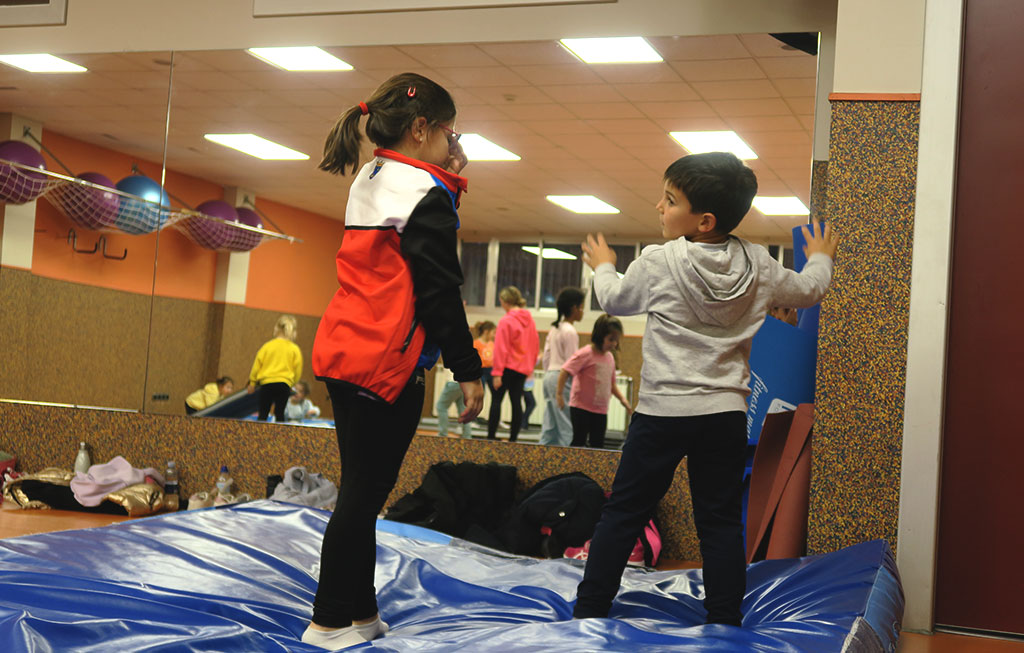 dos alumnos en la clase de gimnasia artística