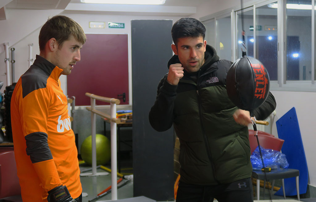 entrenador de boxeo y alumno.