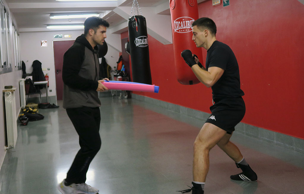 Entrenador de boxeo y alumno.