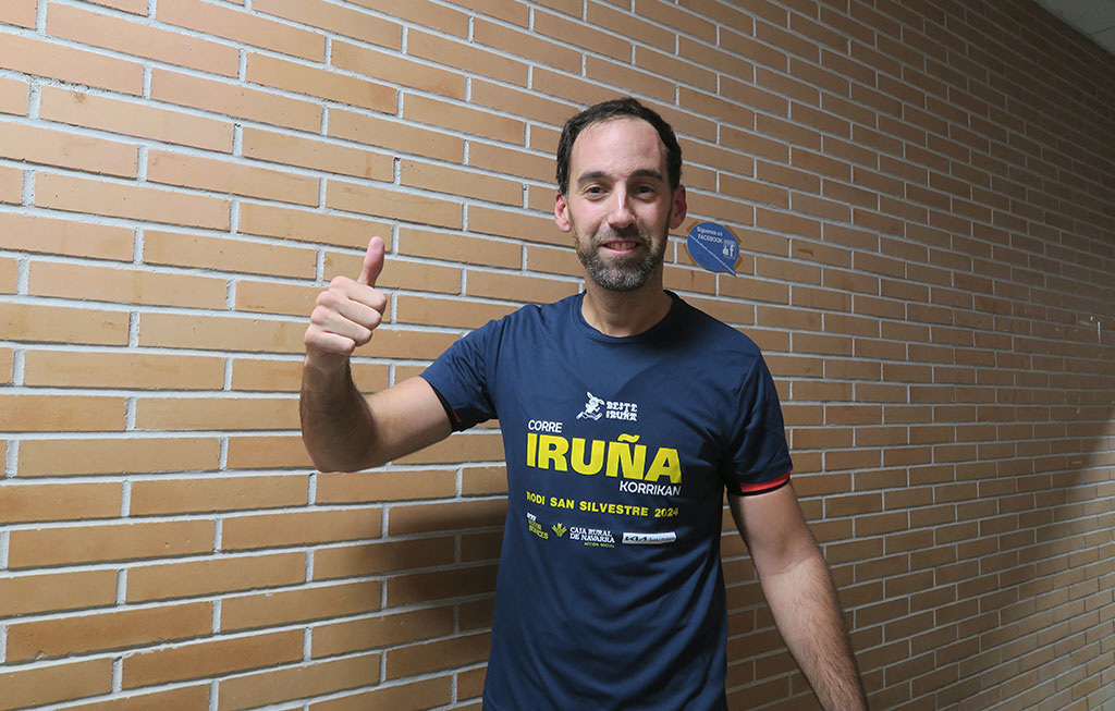 profesor de spinning con camiseta de la carrera de San Silvestre de Pamplona 2024