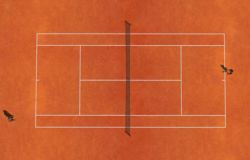 Pista de tenis naranja.