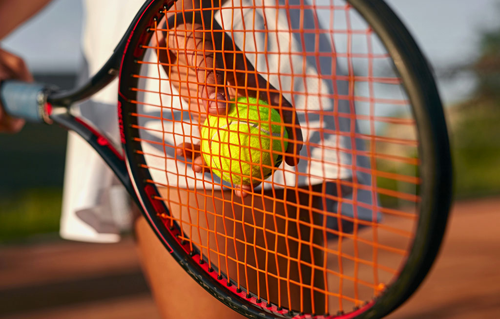 Raqueta de tenis y pelota.