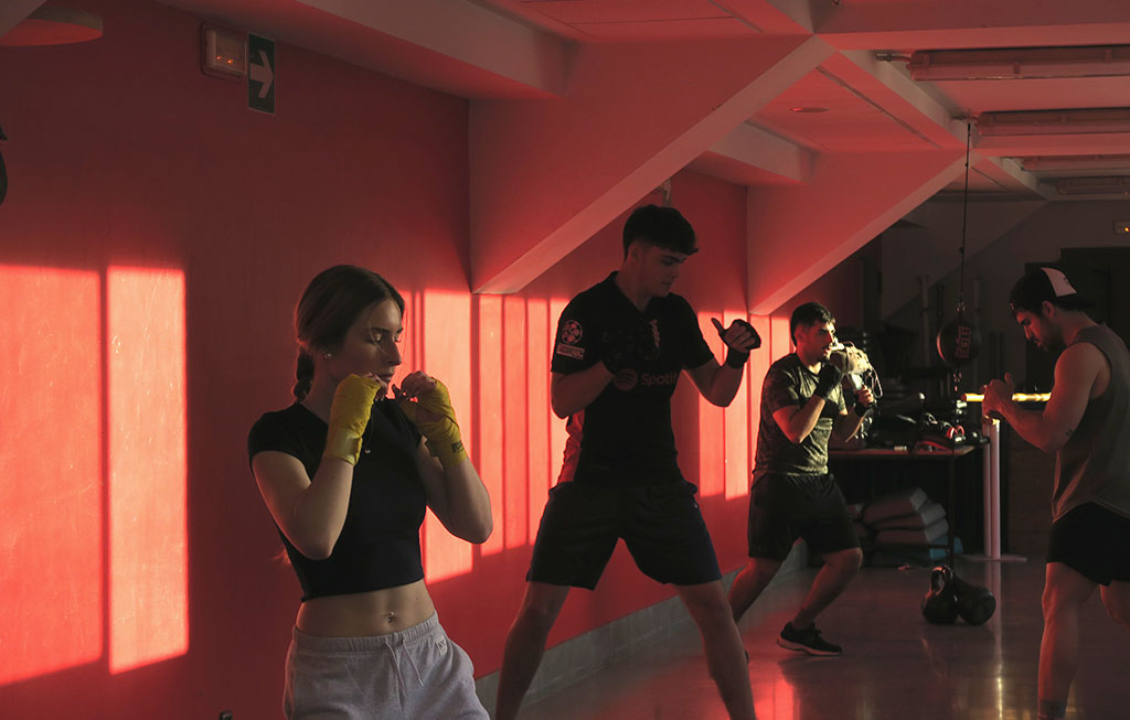 alumnos en clase de boxeo