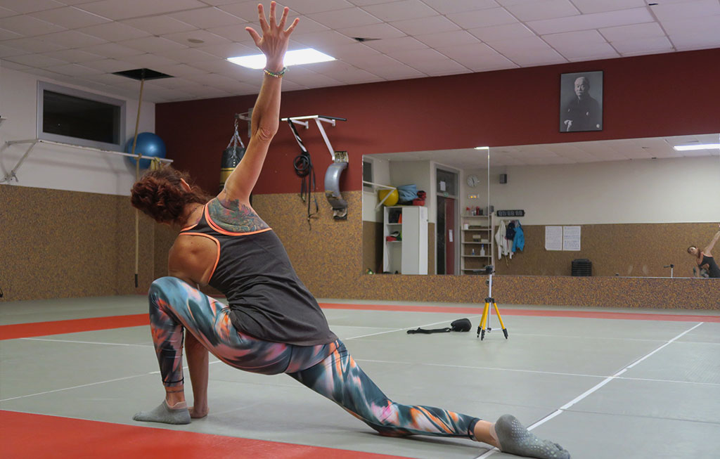 Profesora de pilates estirando