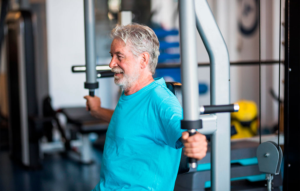 Persona mayor entrenando