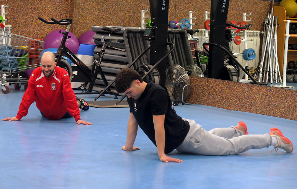 Profesor cross estirando