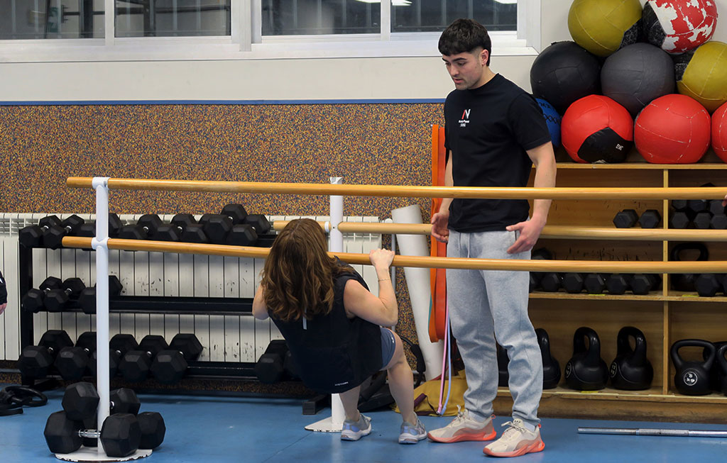 Profesor mirando ejercicio cross training