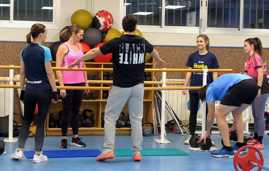 Profesor mirando ejercicio cross training en Larraona
