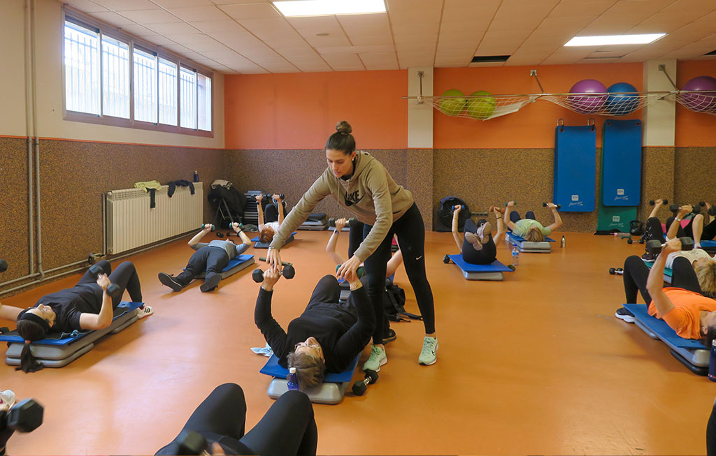 Profesora TonoFit indicando