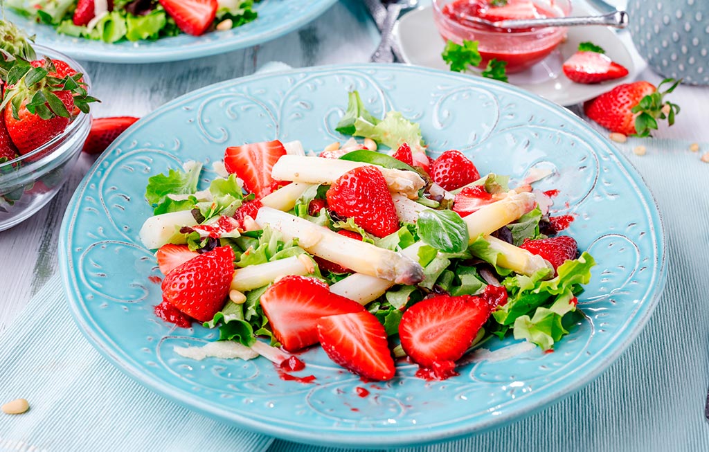 ensalada de fresas y espárragos